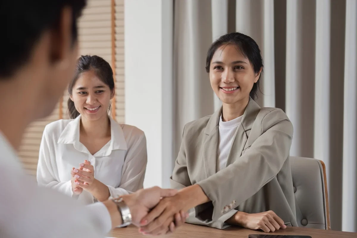 job applicant shaking hands with the hiring manager